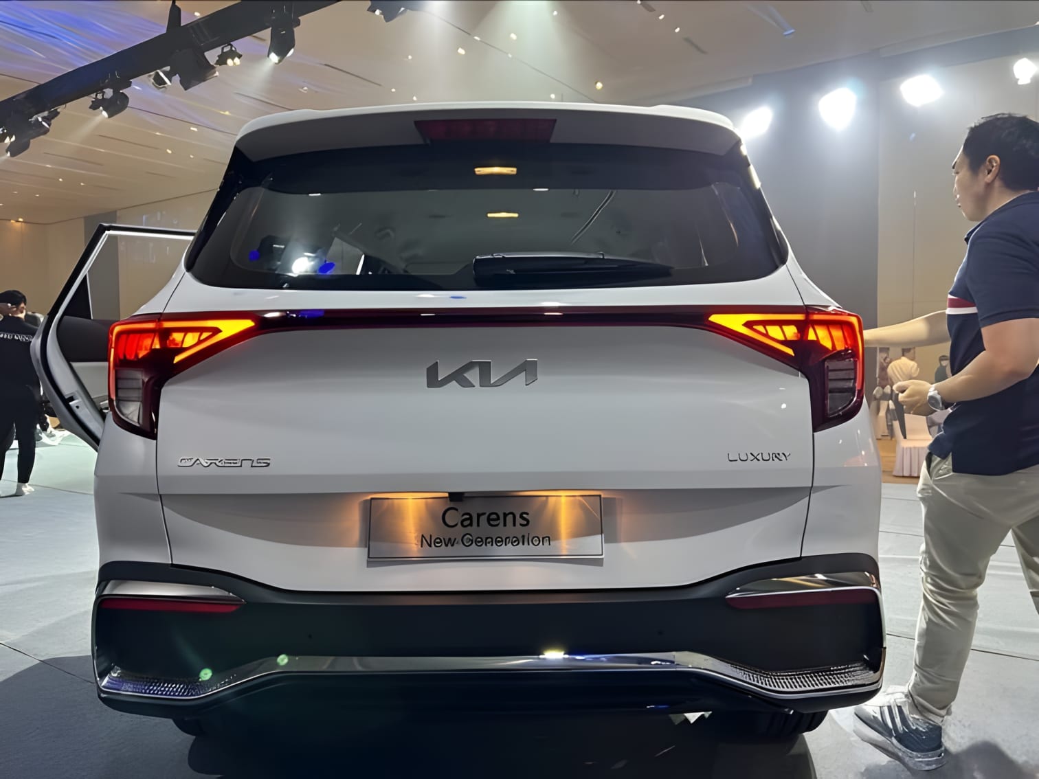 Đuôi xe Kia Carens chi tiết