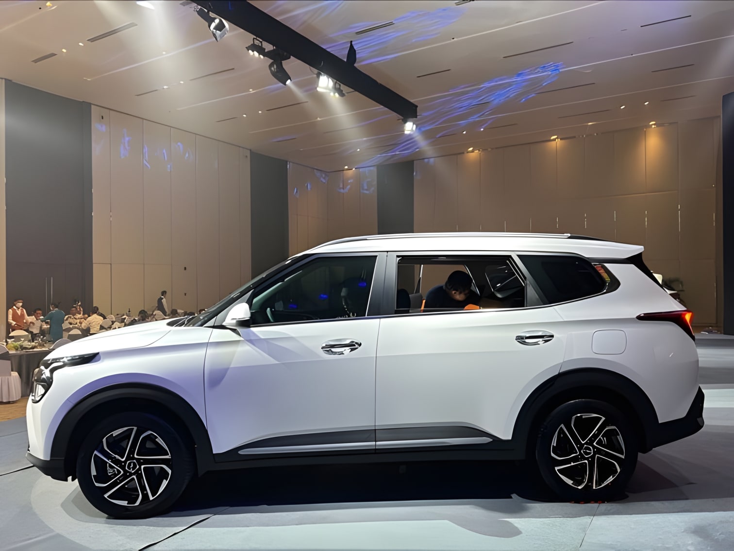 Thân xe Kia Carens chi tiết
