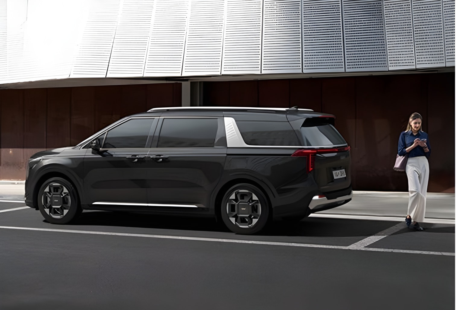 Thân xe Kia Carnival 2025 từ góc nghiêng