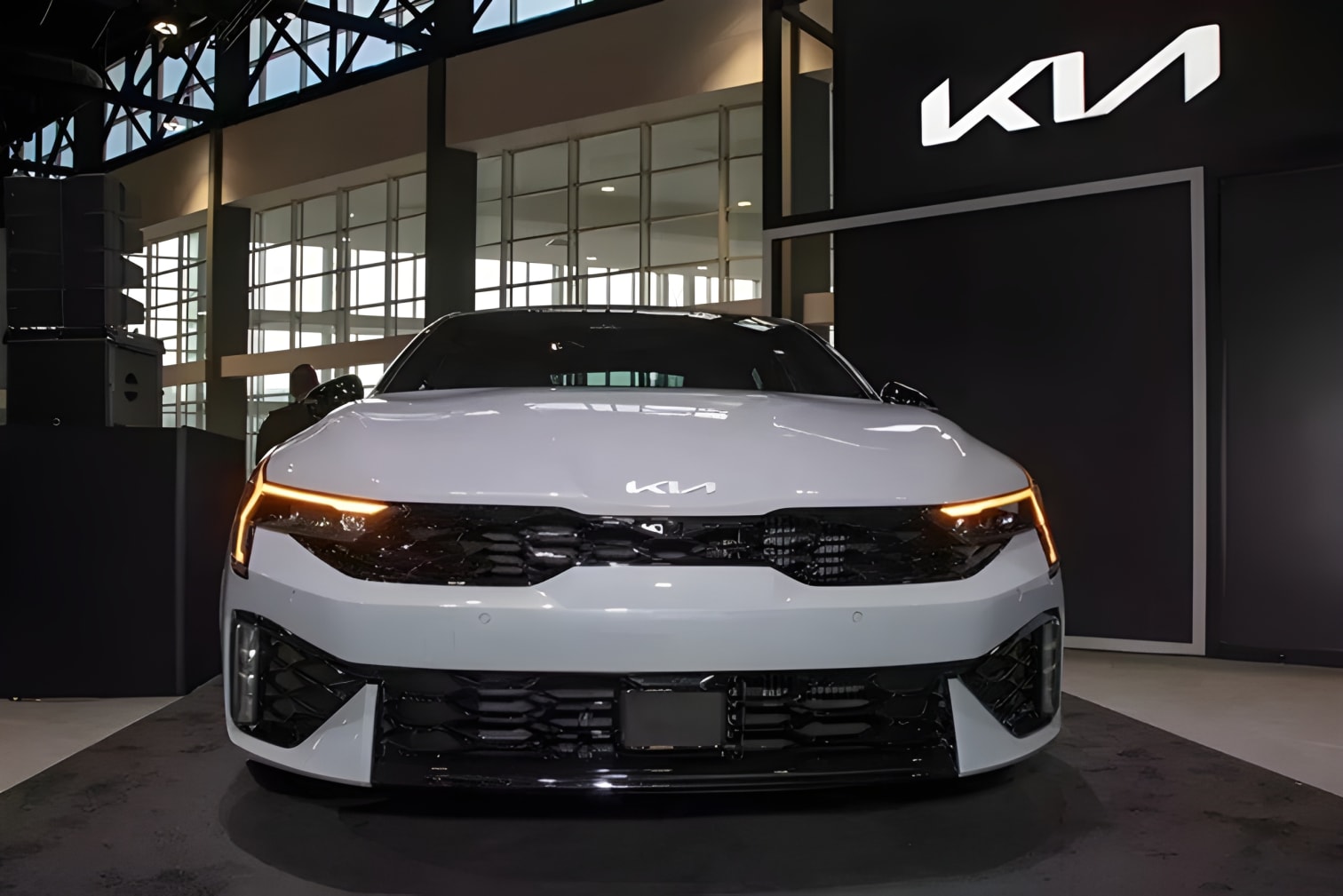 Đầu xe Kia K5 2025 sắc nét