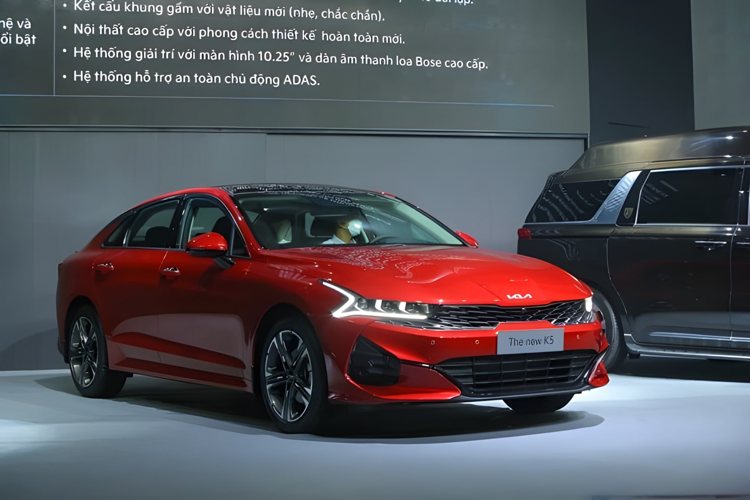 Kia K5 2025 màu đỏ nổi bật