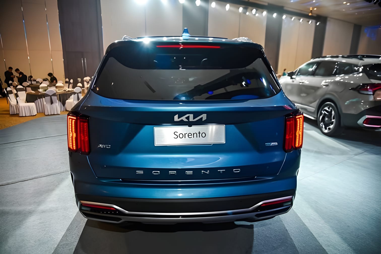 Đuôi xe Kia Sorento Hybrid nhìn từ phía sau