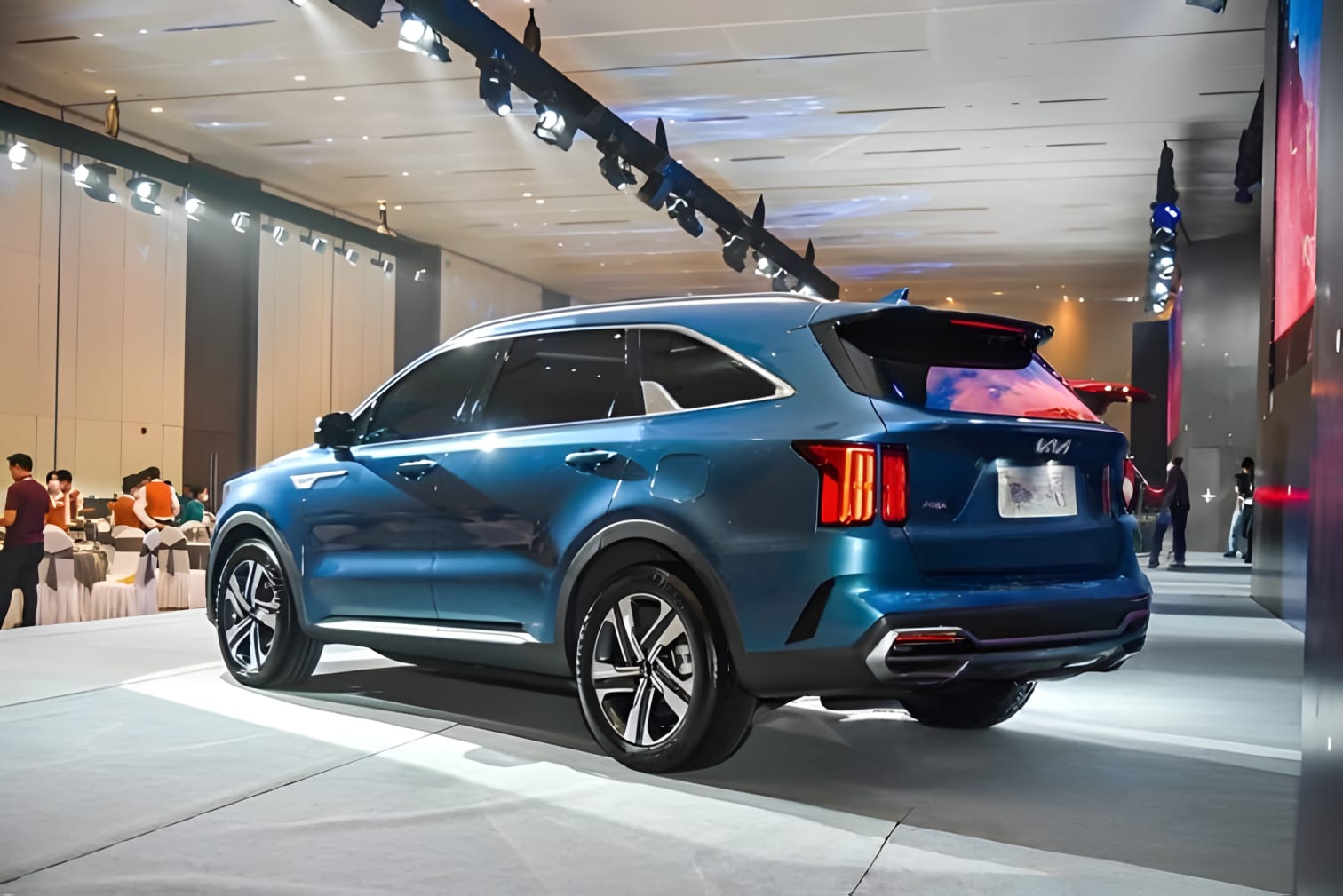 Hông xe Kia Sorento Hybrid nhìn từ phía bên