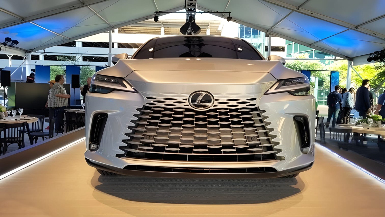 Đầu xe Lexus RX350h nhìn từ góc trước