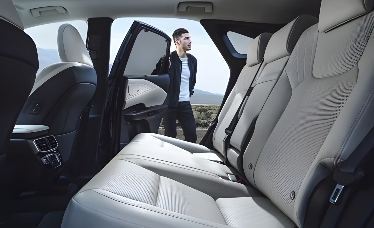 Hàng ghế sau rộng rãi xe Lexus RX350h