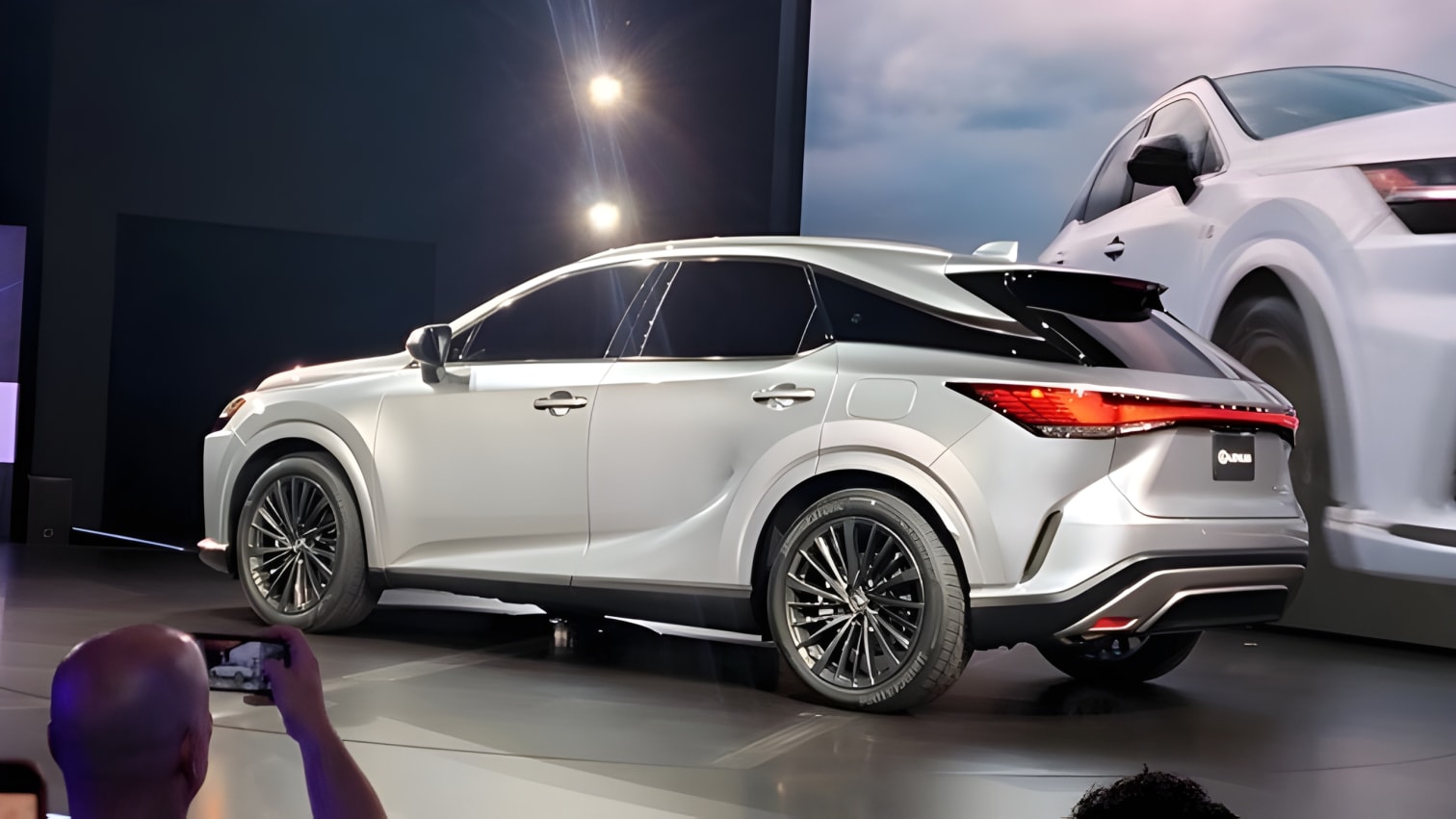 Hông xe Lexus RX350h nhìn từ góc cạnh bên