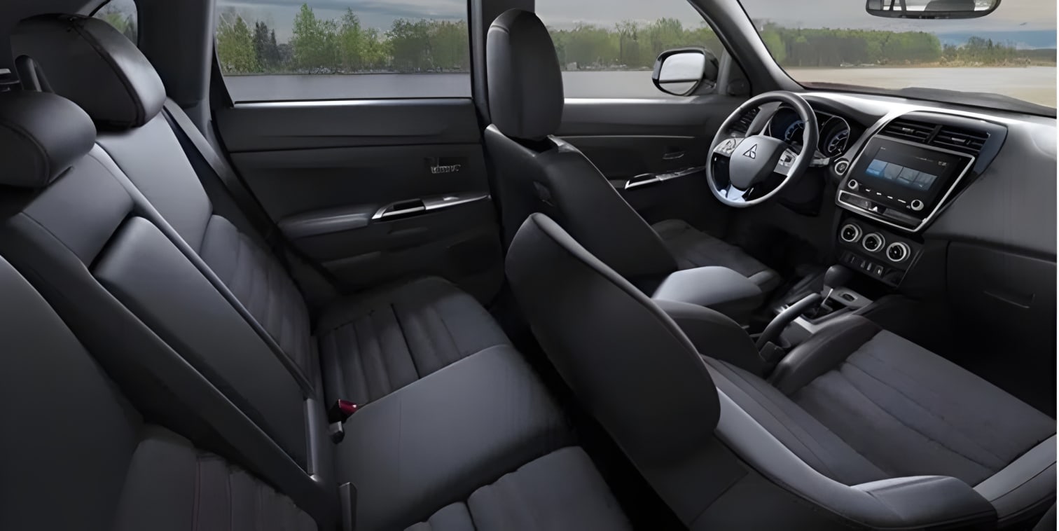 Tổng thể khoang nội thất Mitsubishi Outlander Sport 2021
