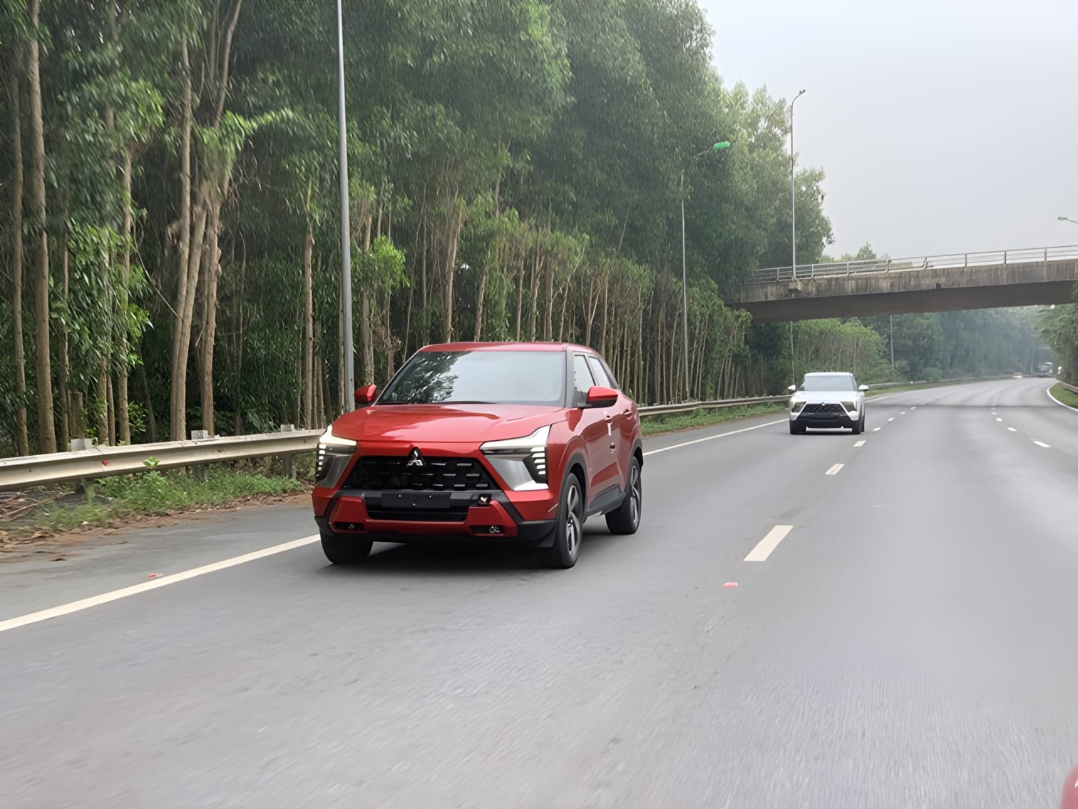 Mitsubishi XForce màu đỏ
