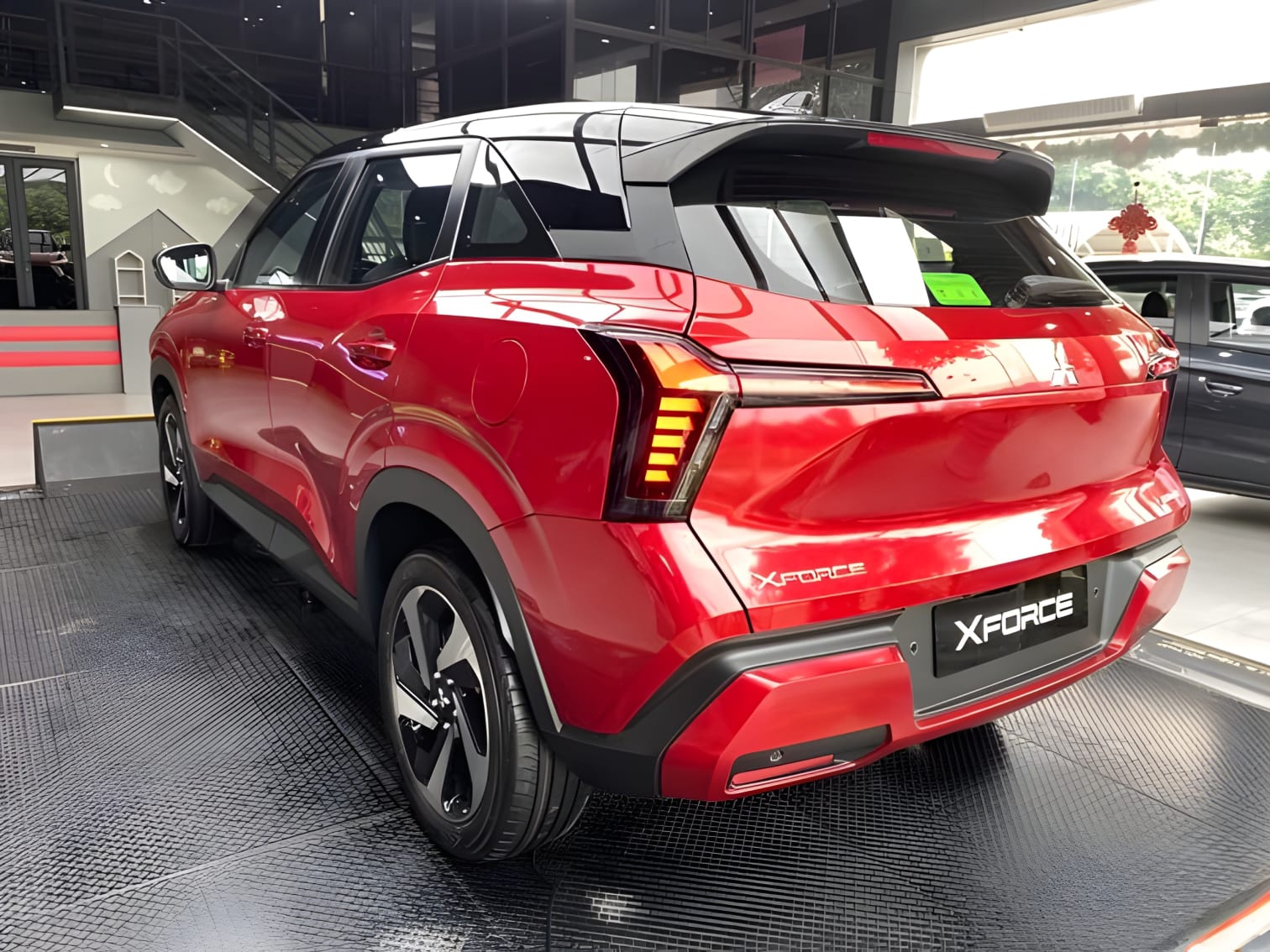 Đuôi xe Mitsubishi Xforce Ultimate từ sau