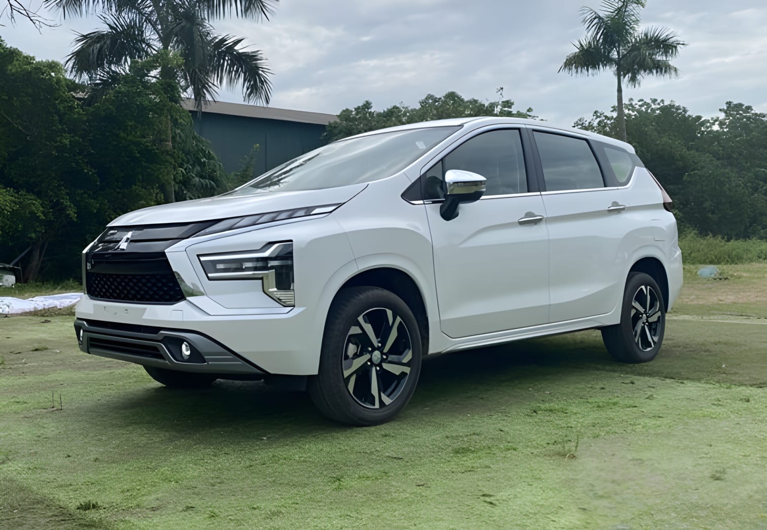 Ngoại thất xe Mitsubishi Xpander 2023 toàn cảnh