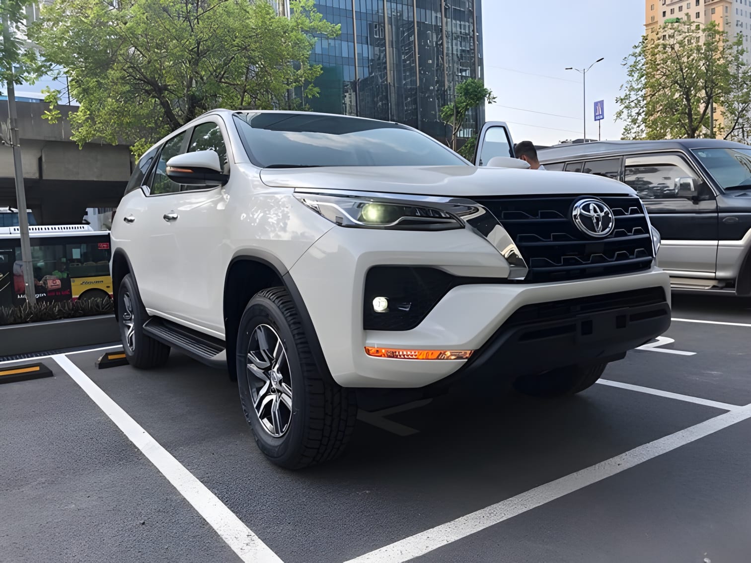 Ngoại thất xe Toyota Fortuner góc trước