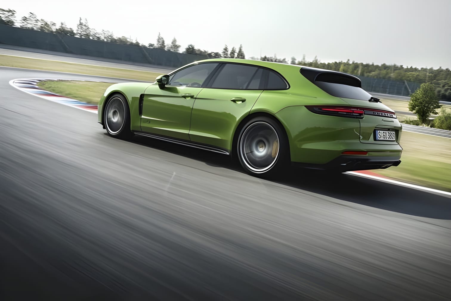 Porsche Panamera GTS Sport Turismo toàn cảnh