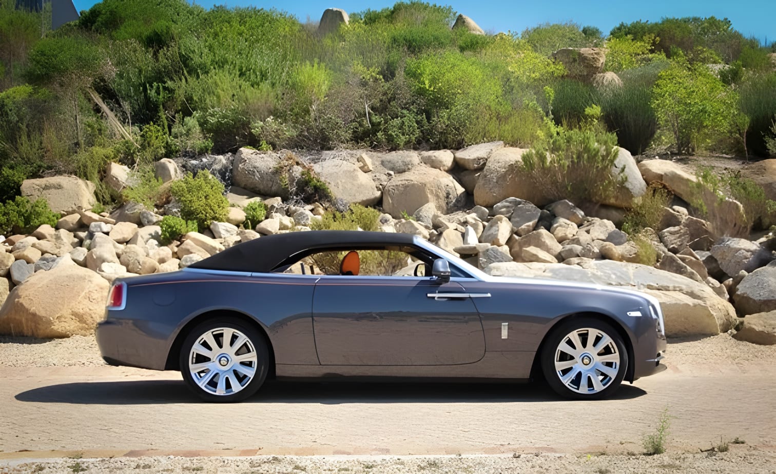 Xe Rolls-Royce Dawn được mở mui convertible