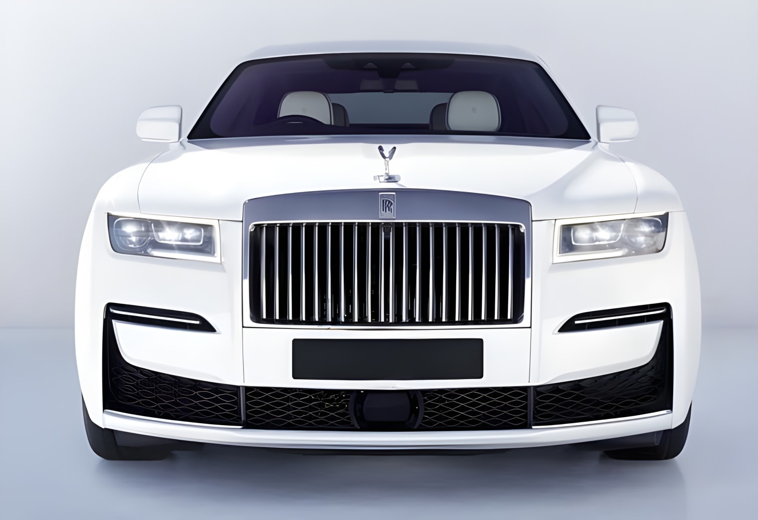 Đầu xe Rolls-Royce Ghost 2021 với lưới tản nhiệt biểu tượng