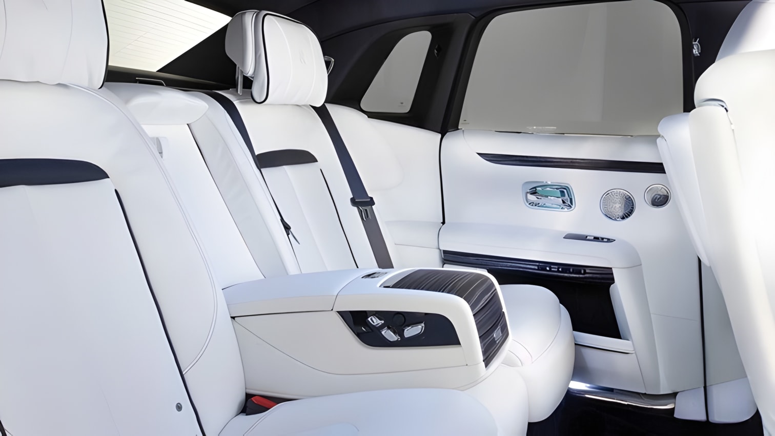 Ghế sau Rolls-Royce Ghost 2021 rộng rãi tiện nghi