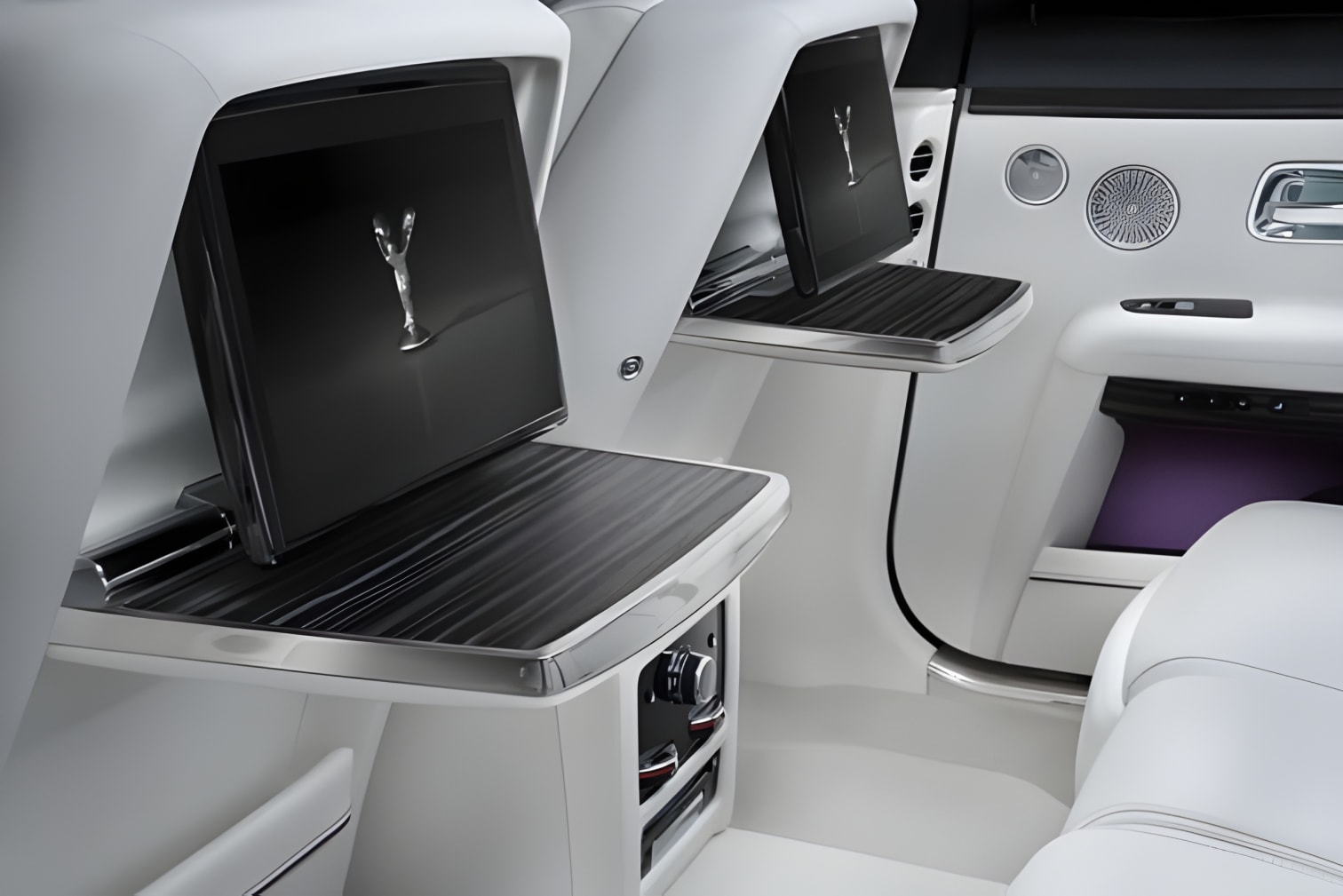 Màn hình giải trí ghế sau Rolls-Royce Ghost 2021