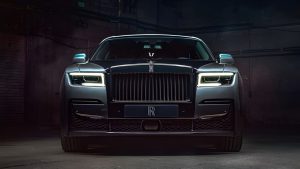 Đầu xe Rolls-Royce Ghost Black Badge nhìn từ góc 3/4