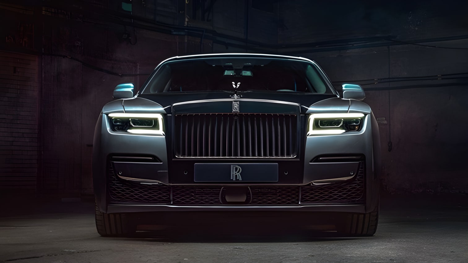 Đầu xe Rolls-Royce Ghost Black Badge nhìn từ góc 3/4