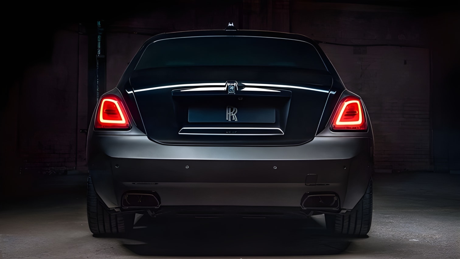 Đuôi xe Rolls-Royce Ghost Black Badge góc nhìn phía sau