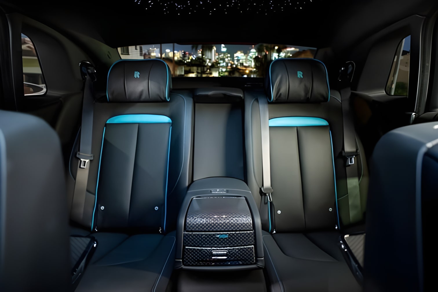 Ghế ngồi da cao cấp Rolls-Royce Ghost Black Badge thoải mái