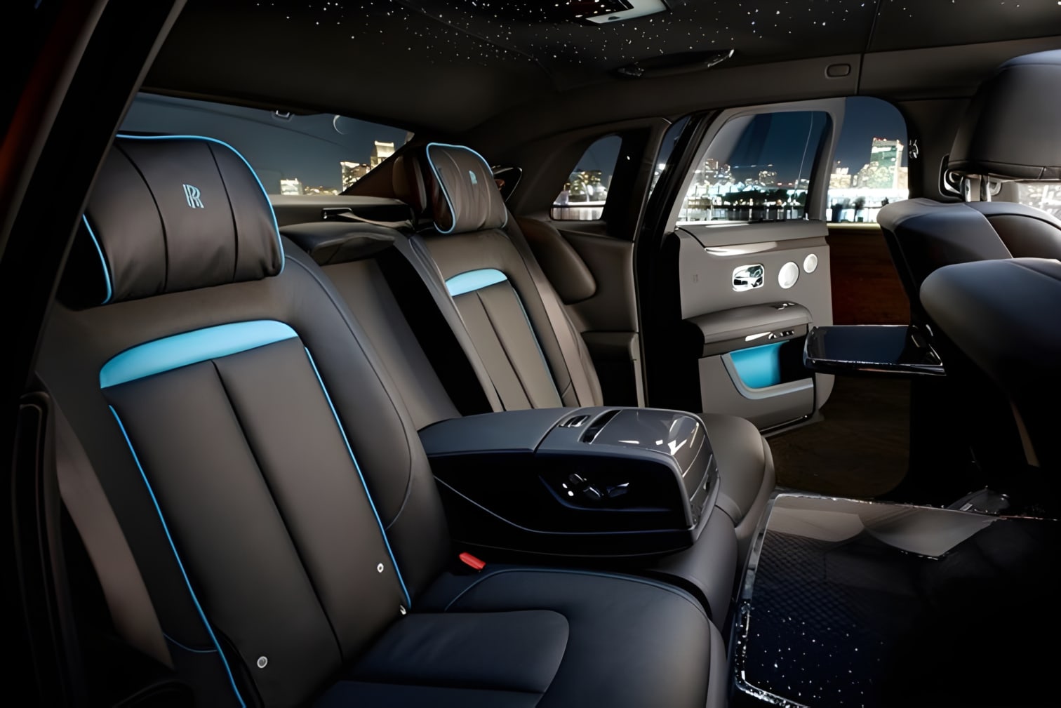 Khoang hành khách rộng rãi sang trọng Rolls-Royce Ghost Black Badge