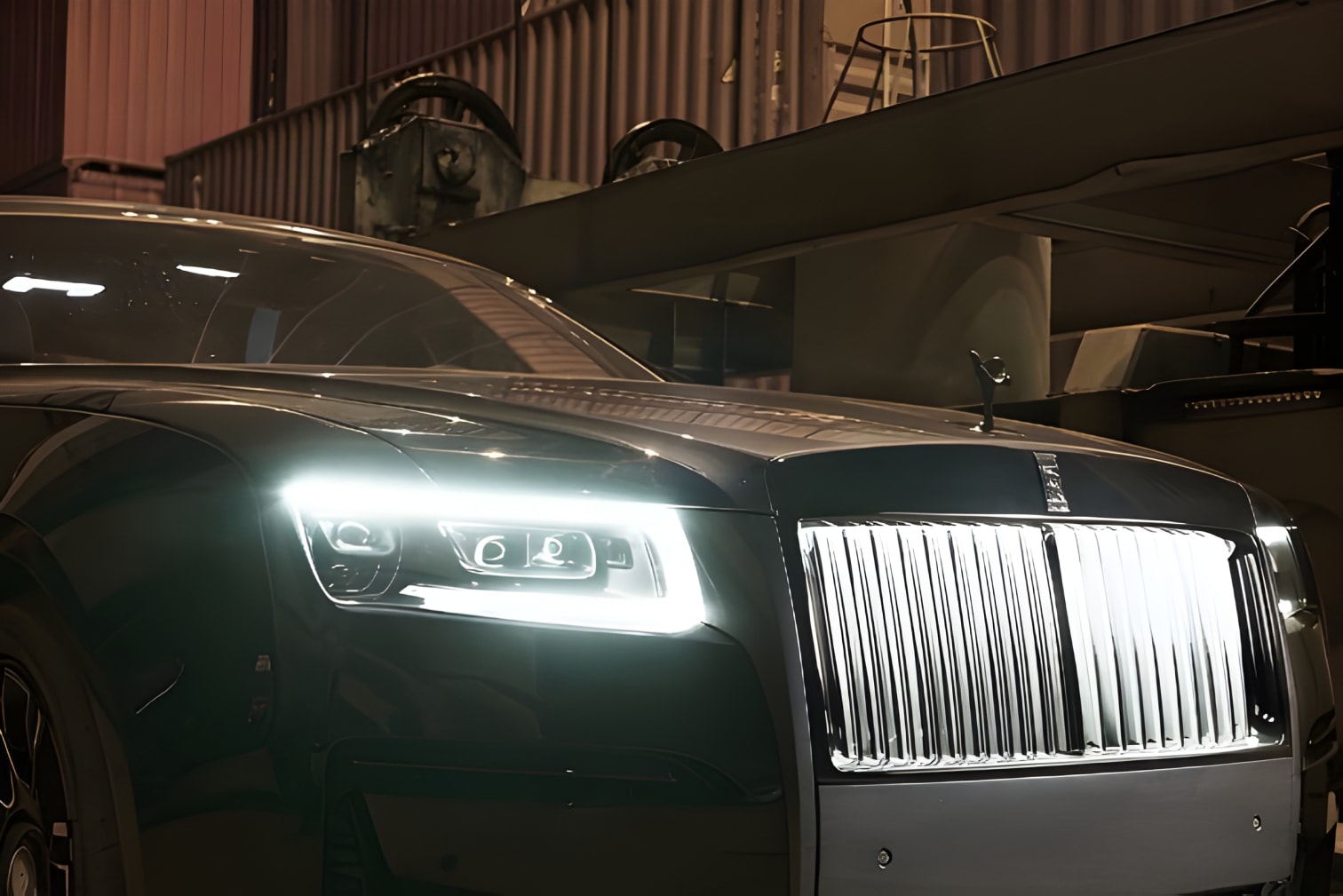 Cận cảnh lưới tản nhiệt đen Rolls-Royce Ghost Black Badge