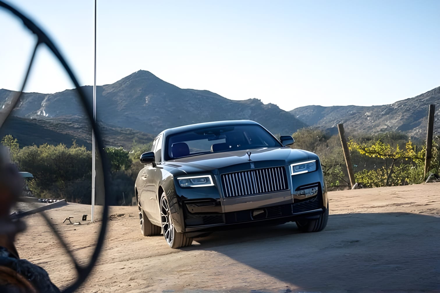 Phần đầu xe Rolls-Royce Ghost Black Badge góc chụp chính diện