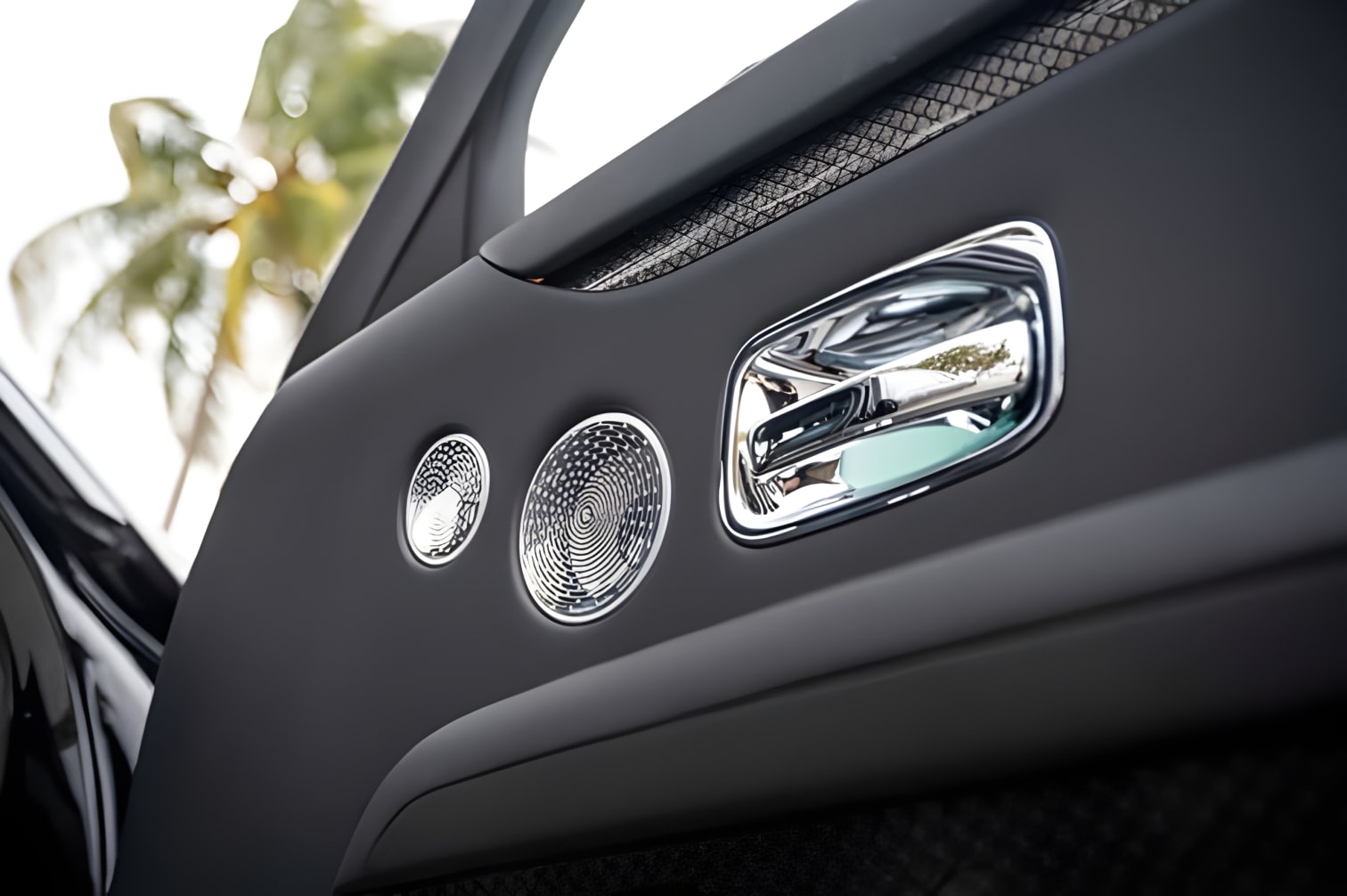 Tay nắm cửa nội thất Rolls-Royce Ghost Black Badge hoàn thiện cao cấp