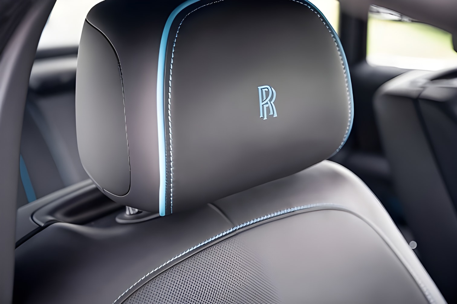 Tựa đầu ghế da cao cấp trên Rolls-Royce Ghost Black Badge