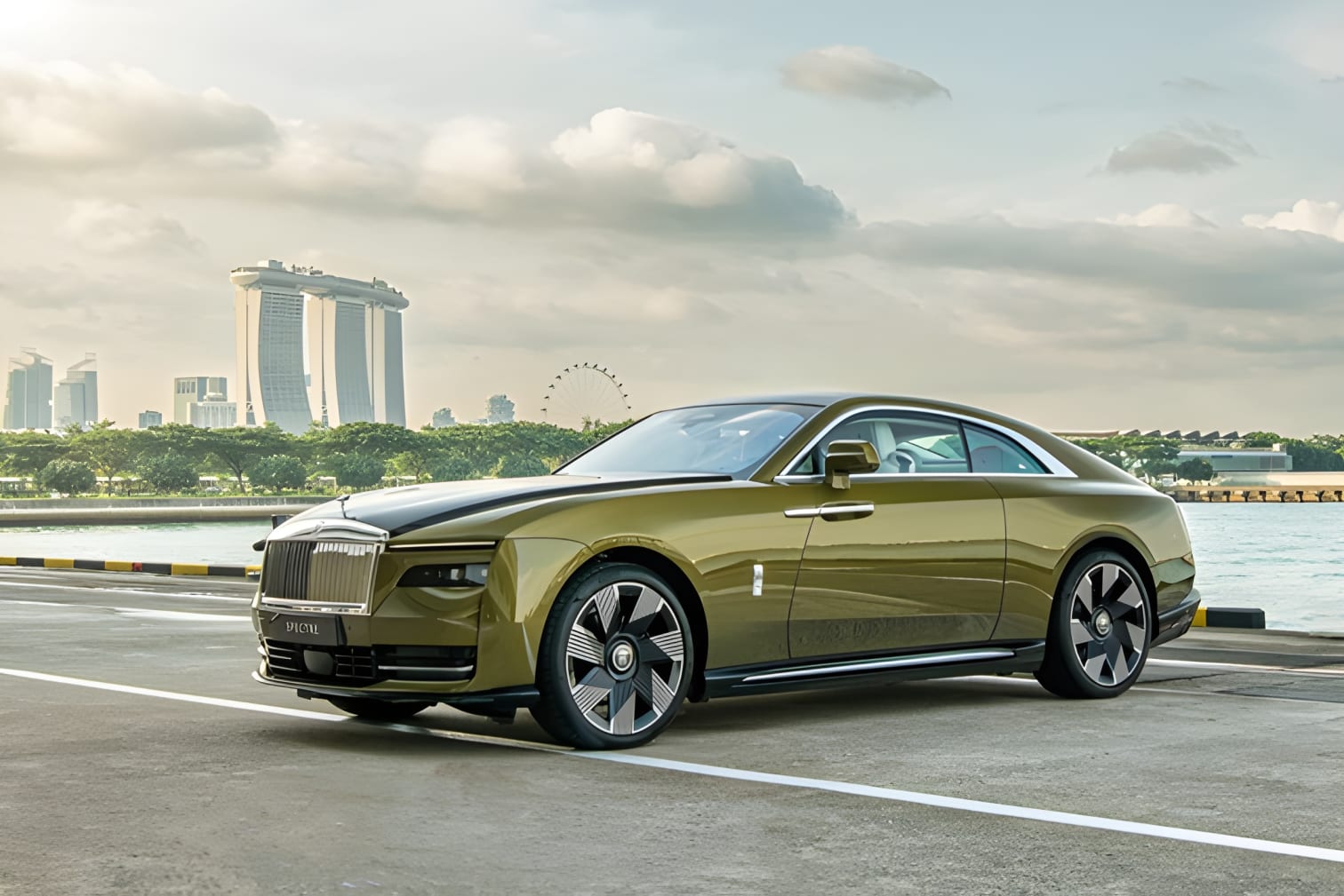 Tổng thể ngoại hình Rolls-Royce Spectre từ xa