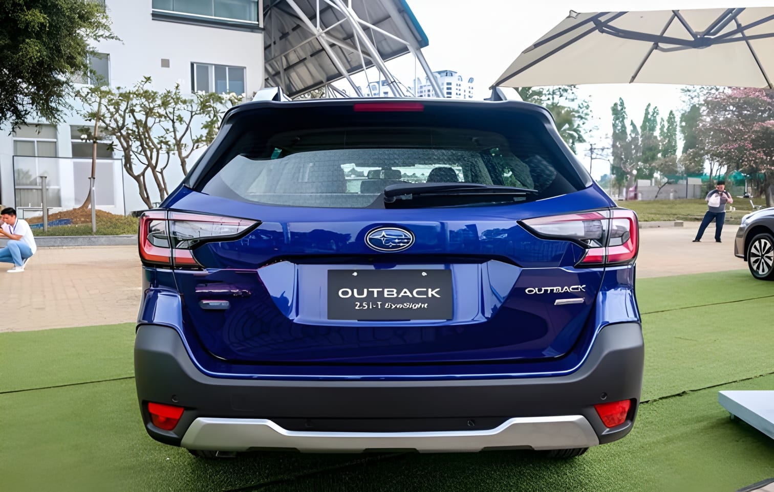 Đuôi xe Subaru Outback 2025 từ phía sau
