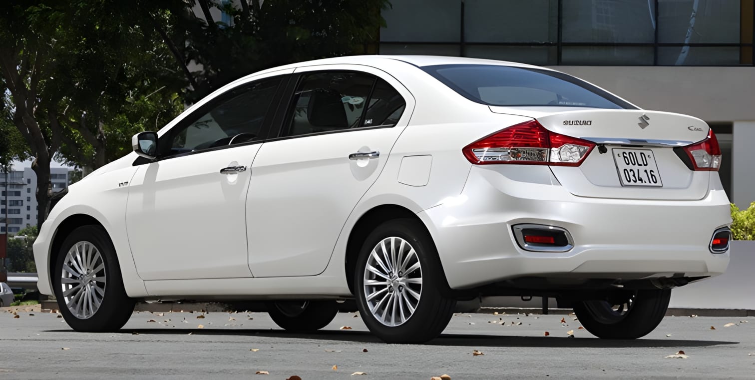 Phần hông xe Suzuki Ciaz nhìn từ góc bên