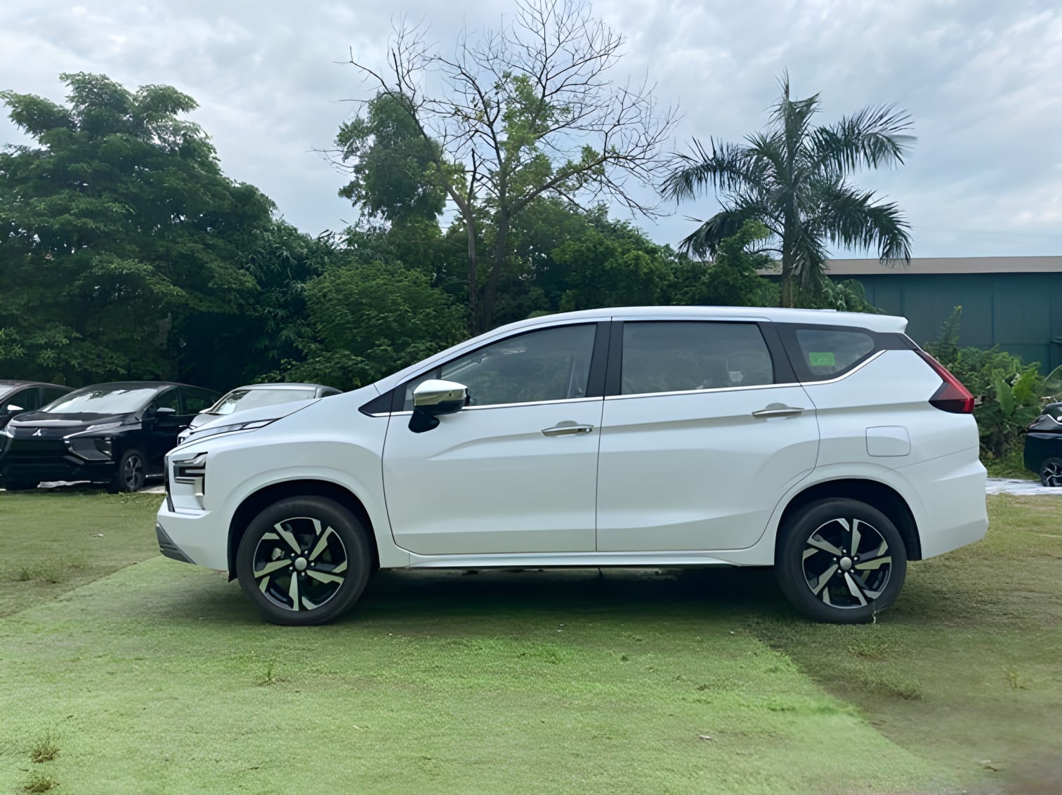 Thân xe Mitsubishi Xpander 2023 góc nhìn hông bên