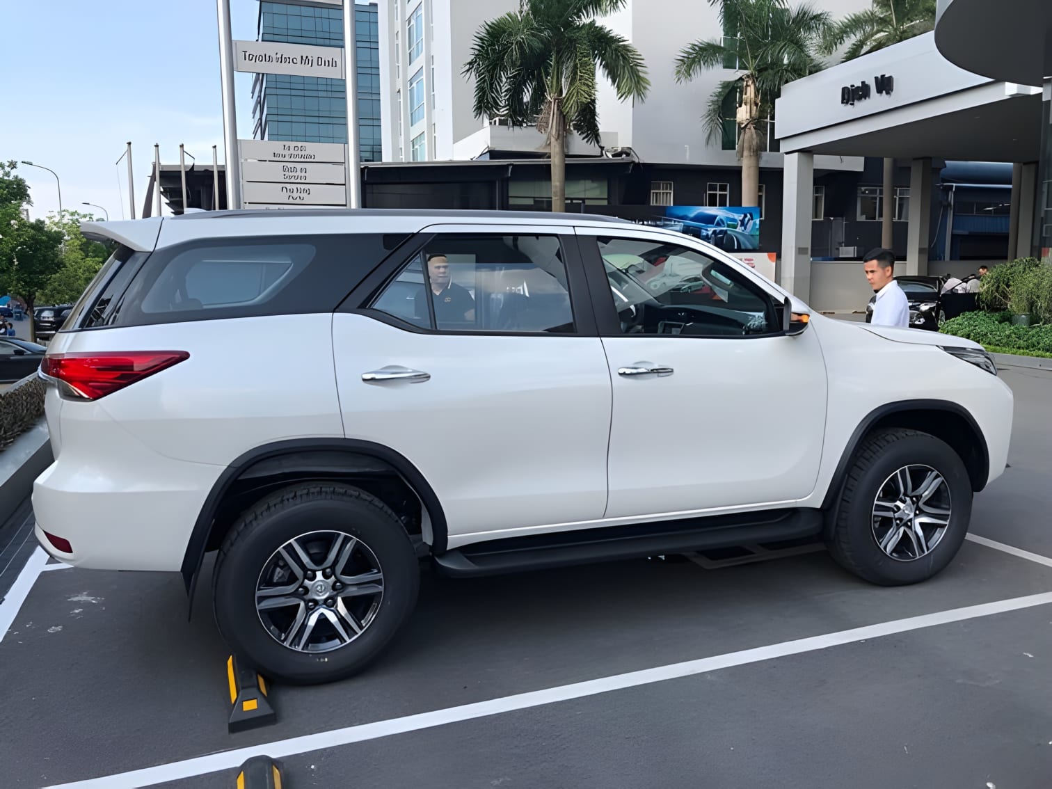 Thân xe Toyota Fortuner góc cạnh bên