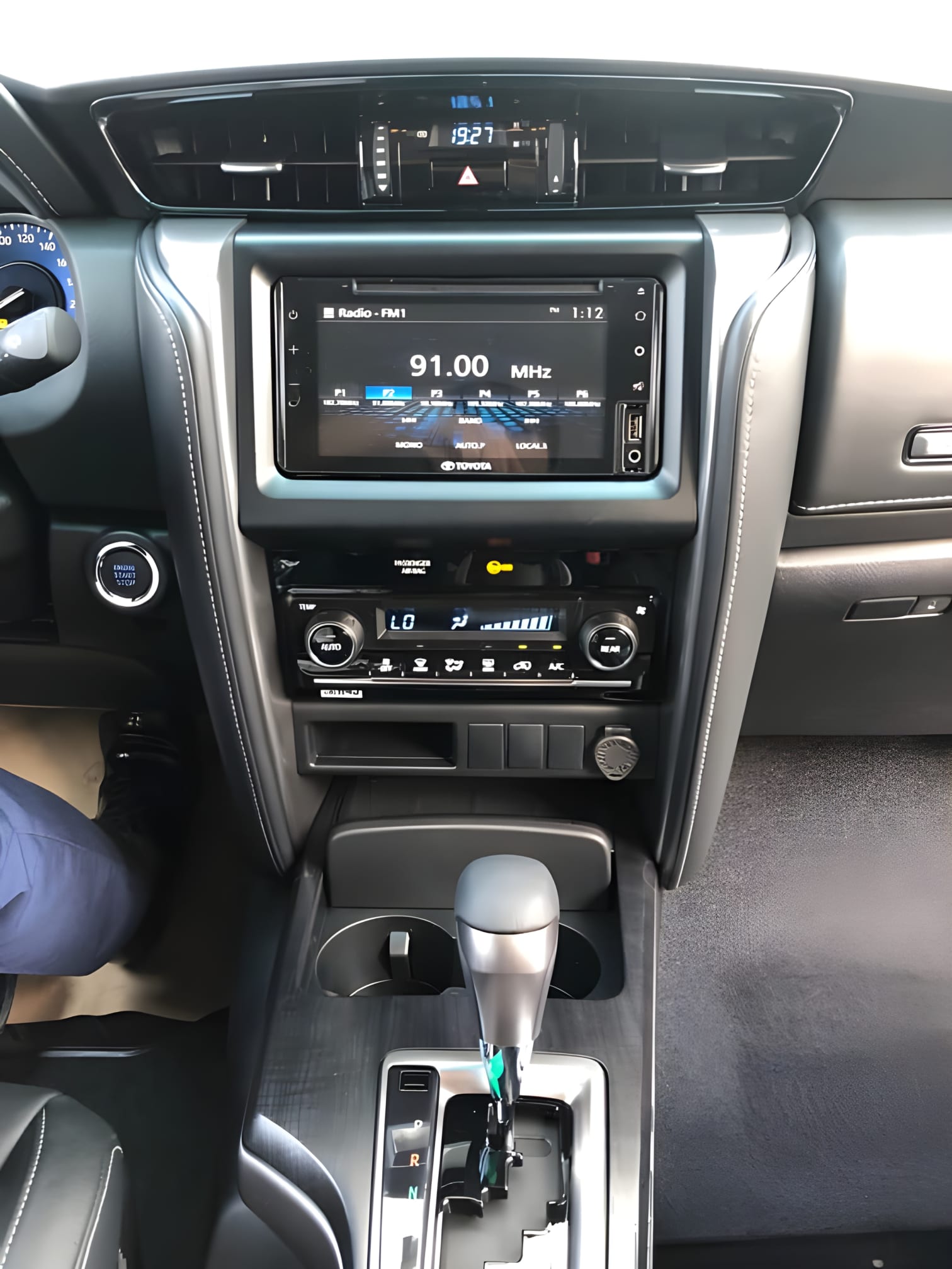 Tiện nghi xe Toyota Fortuner trên bảng điều khiển