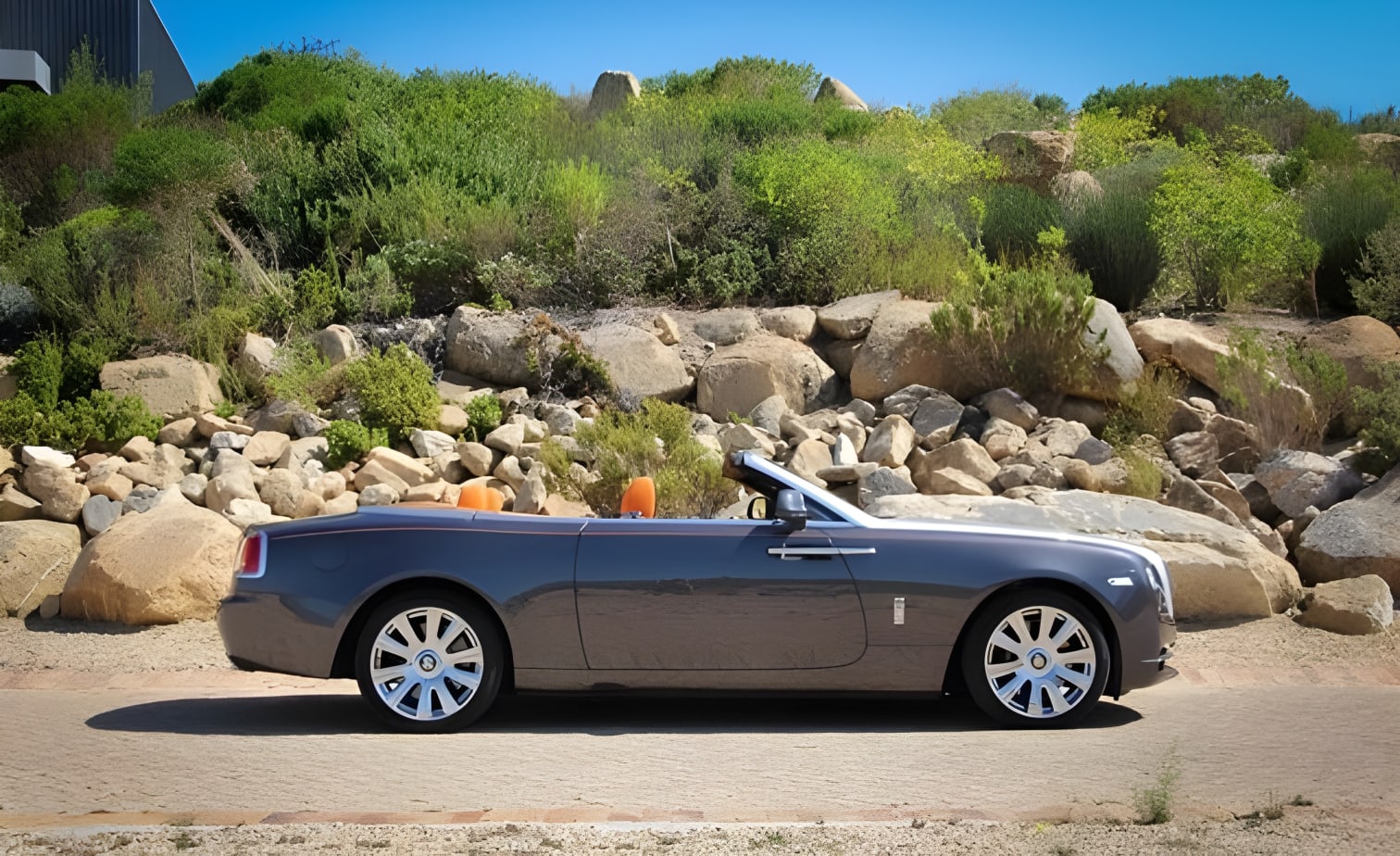 Tổng thể xe Rolls-Royce Dawn nhìn từ ngoài
