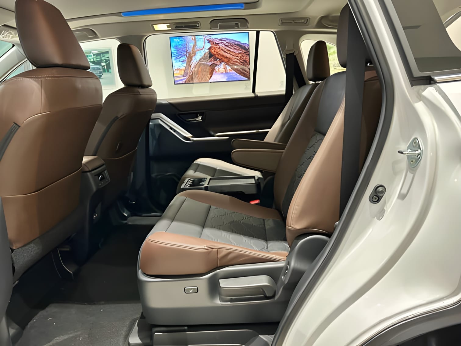 Hàng ghế thứ hai Toyota Innova HEV Hybrid thoải mái