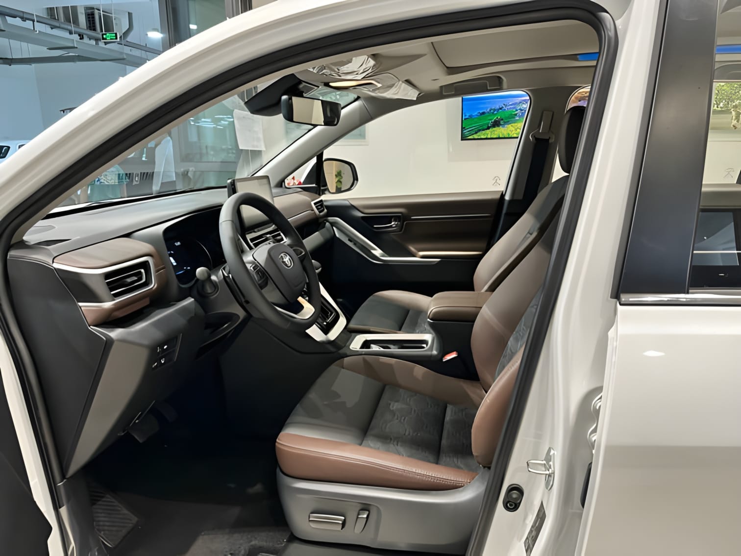 Hàng ghế trước Toyota Innova HEV Hybrid rộng rãi