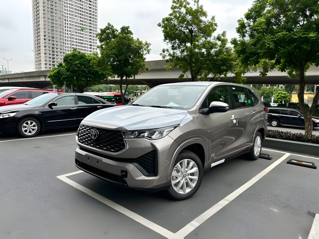 Ngoại thất Toyota Innova HEV Hybrid 2024 sang trọng