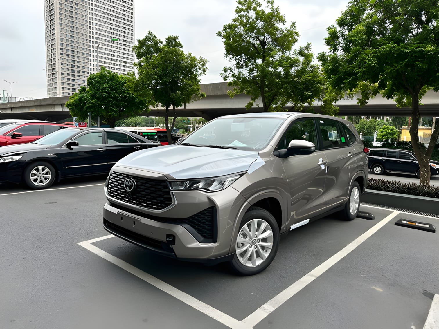 Ngoại thất Toyota Innova HEV Hybrid 2024 sang trọng