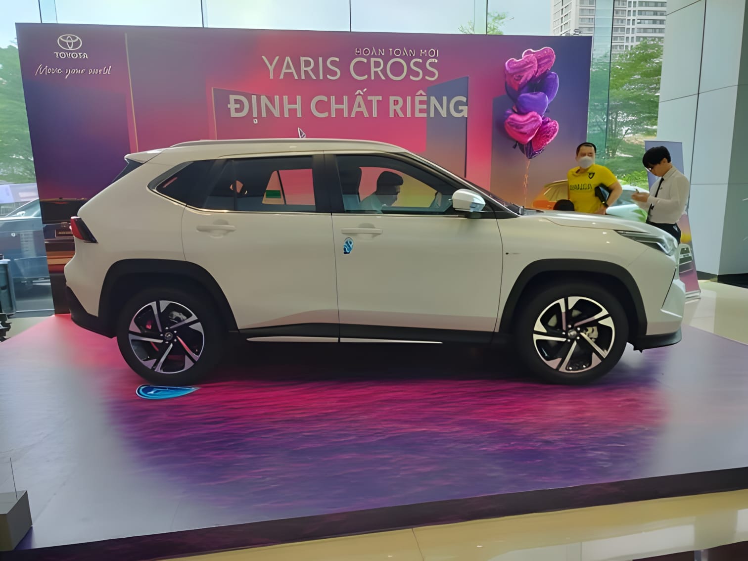 Thân xe Toyota Yaris Cross Hybrid góc nghiêng