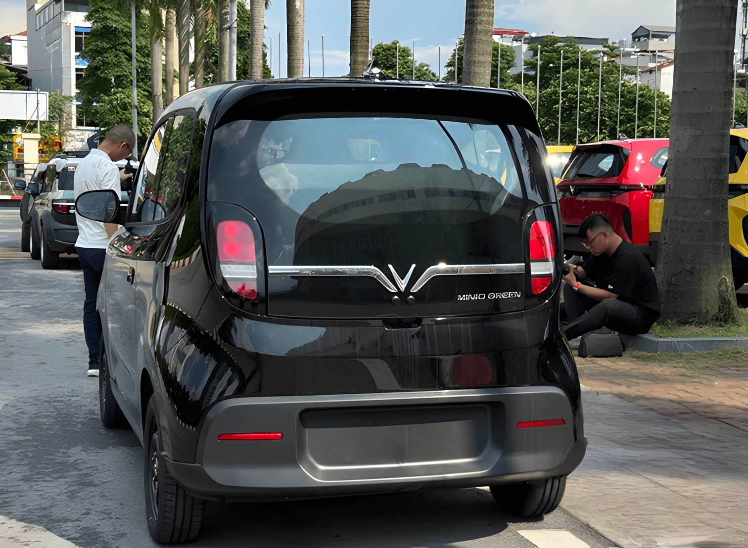 Đuôi xe VinFast Minio Green nhìn từ phía sau