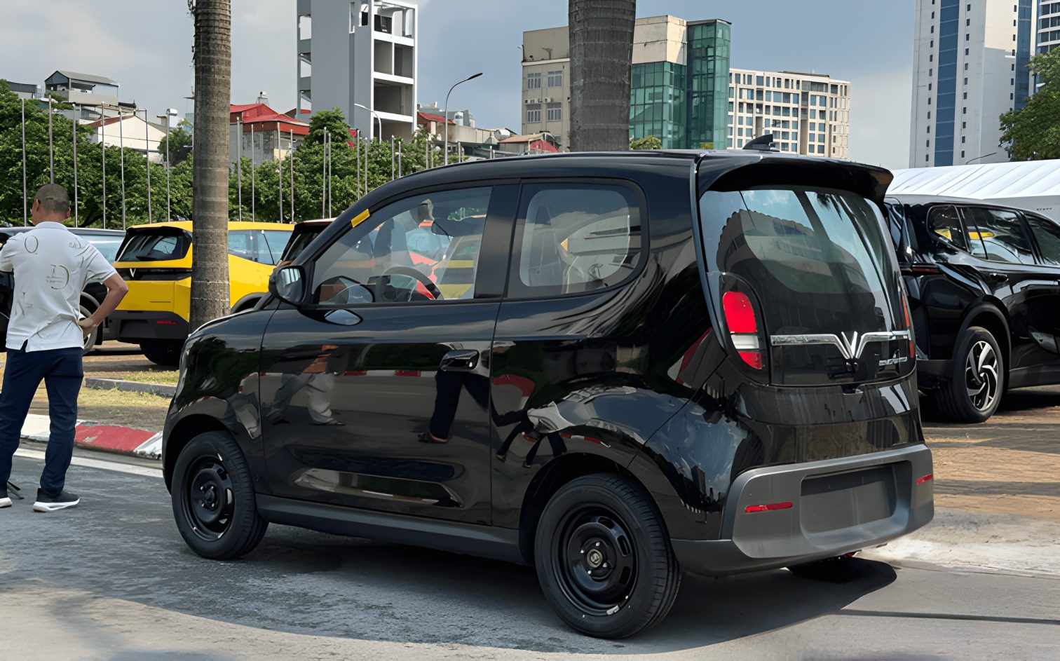 Hông xe VinFast Minio Green nhìn từ góc bên