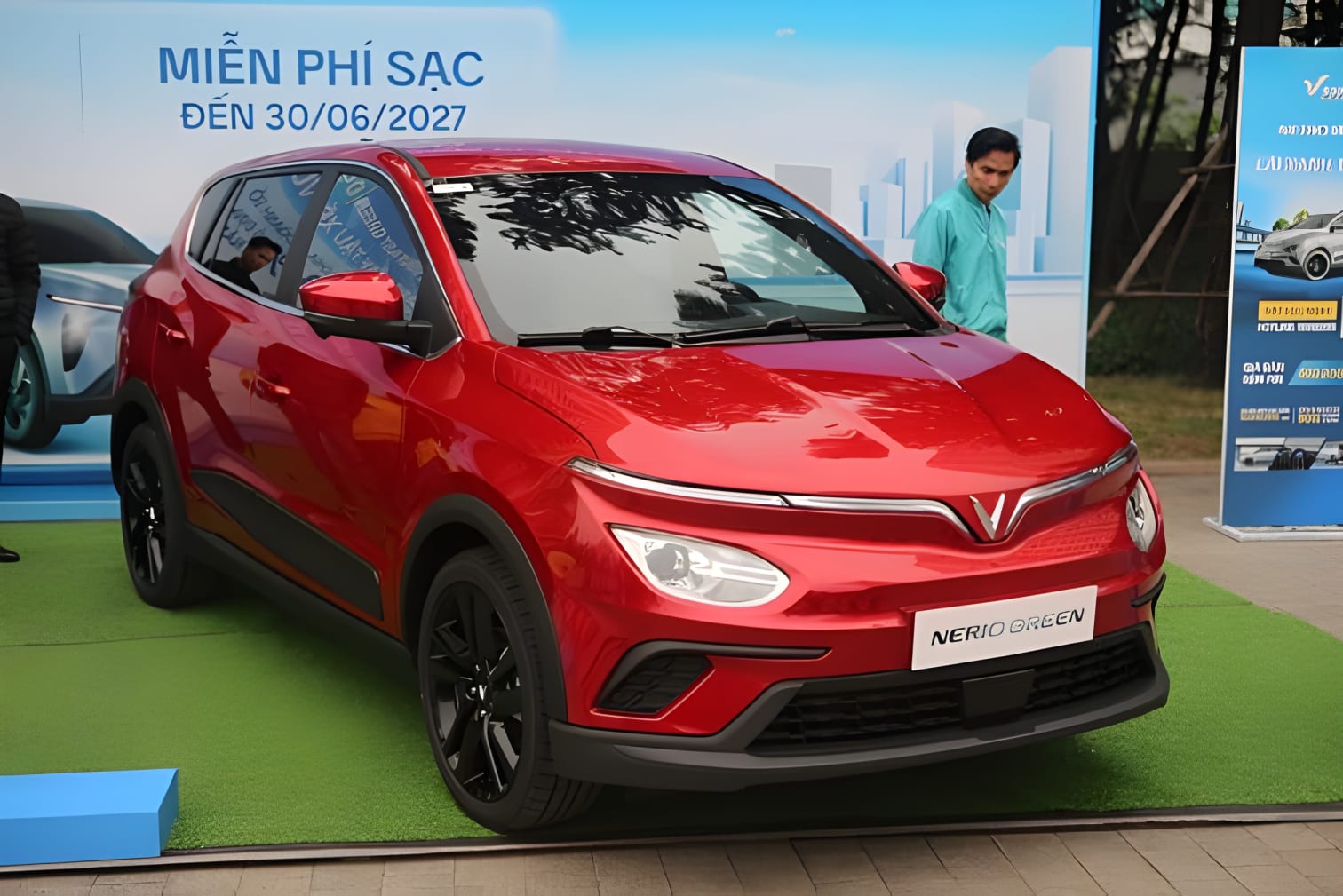 Góc toàn cảnh VinFast Nerio Green màu xanh