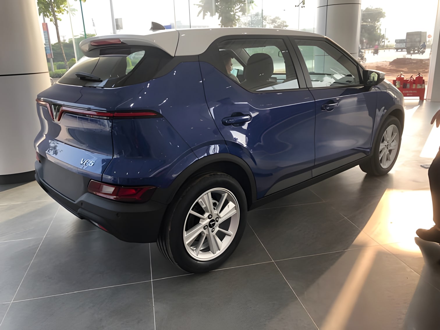 Hông xe VinFast VF5 Plus góc chụp từ phía sau bên
