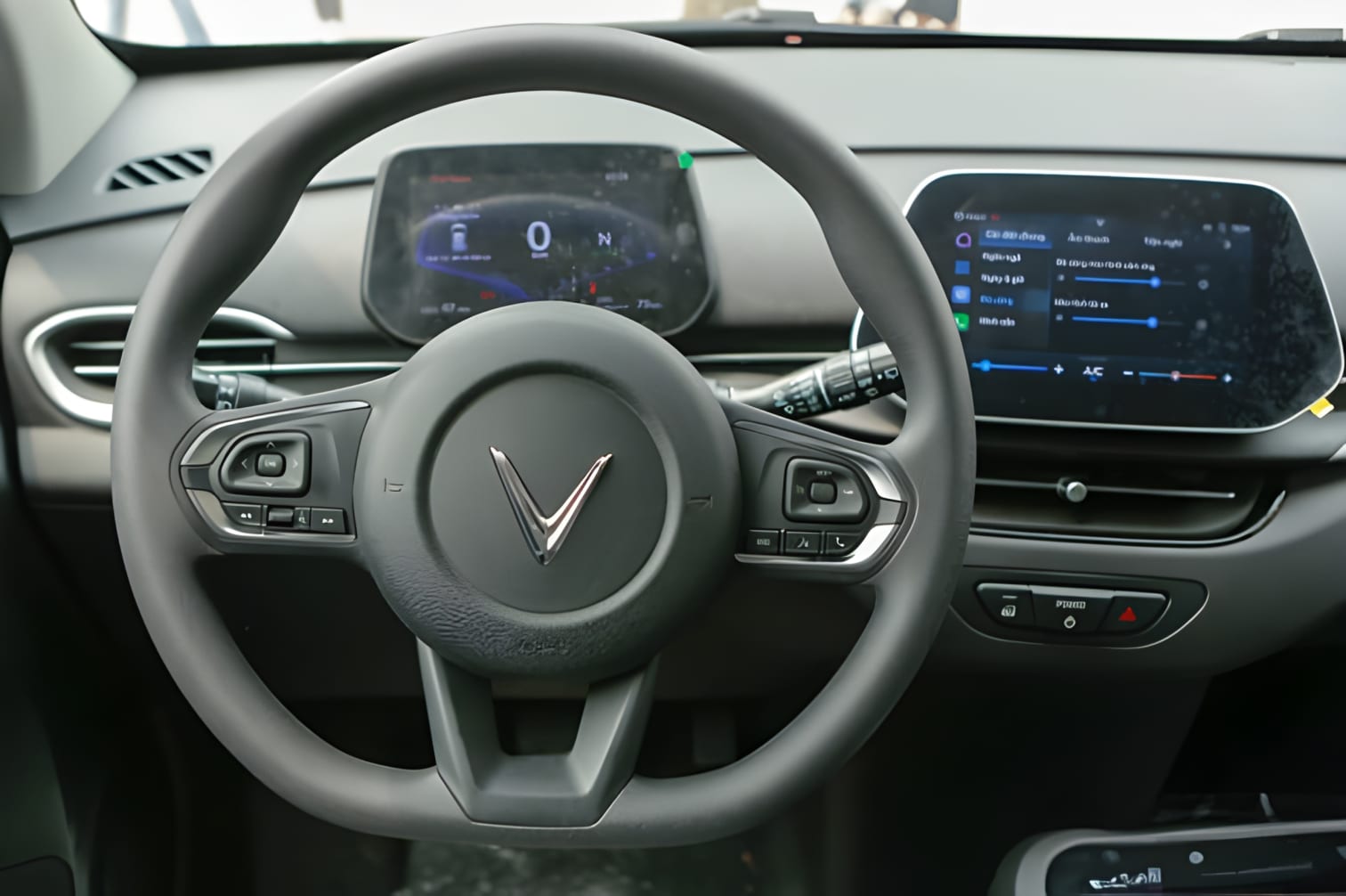 Vô lăng xe VinFast VF5 Plus tích hợp nút điều khiển