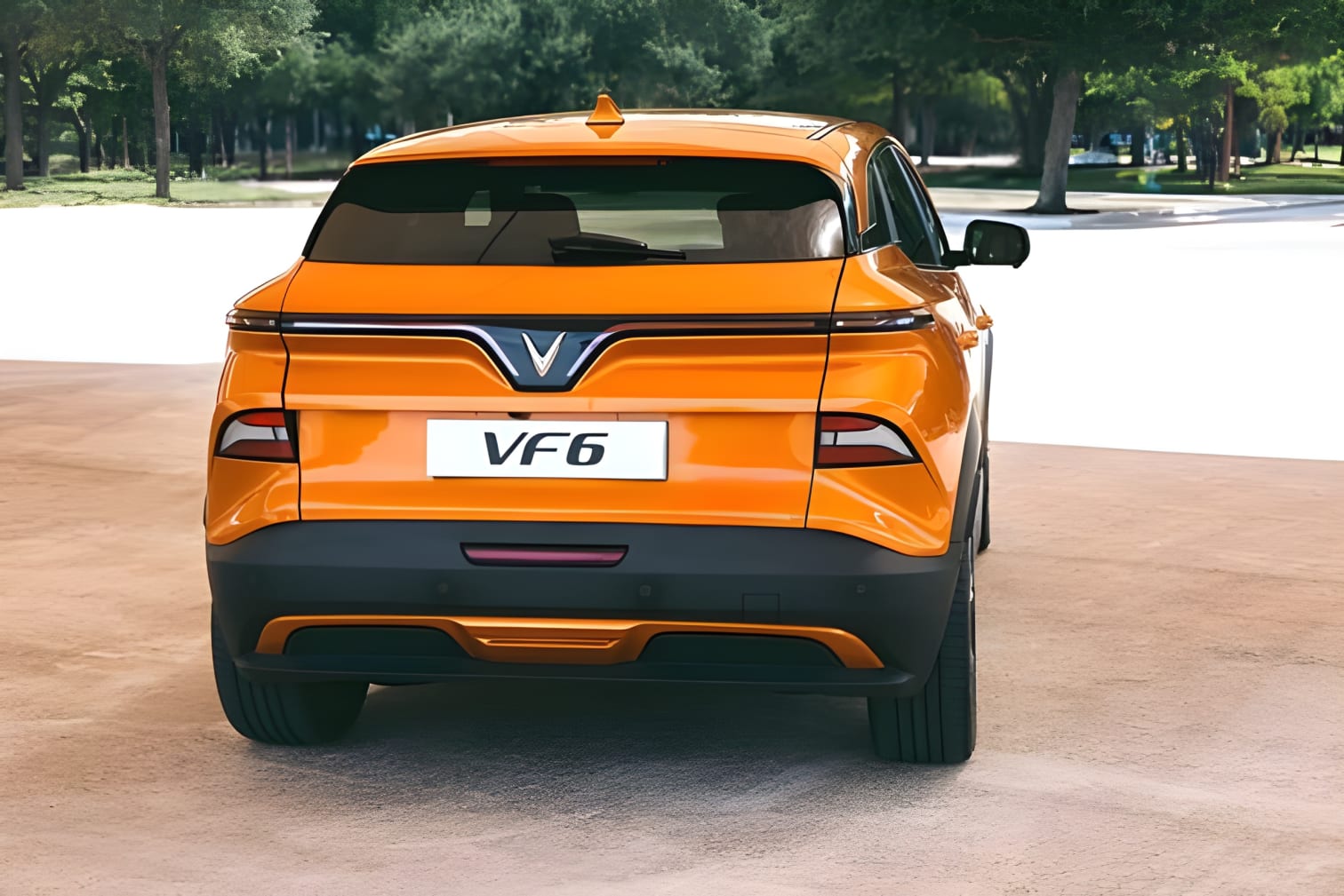 Phần đuôi xe VinFast VF6 bản thương mại nhìn từ phía sau