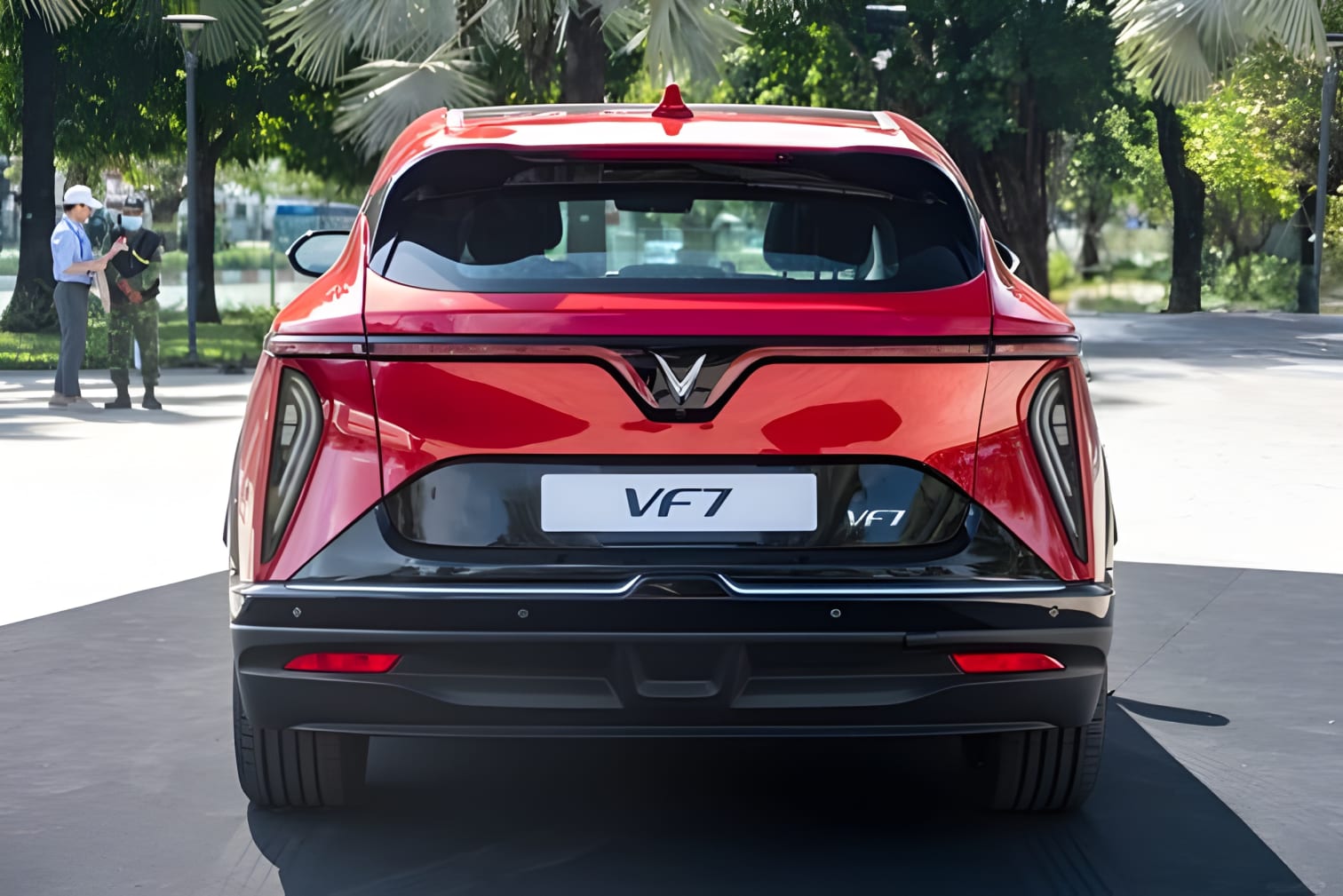 Thiết kế đuôi xe VinFast VF7 góc chụp phía sau