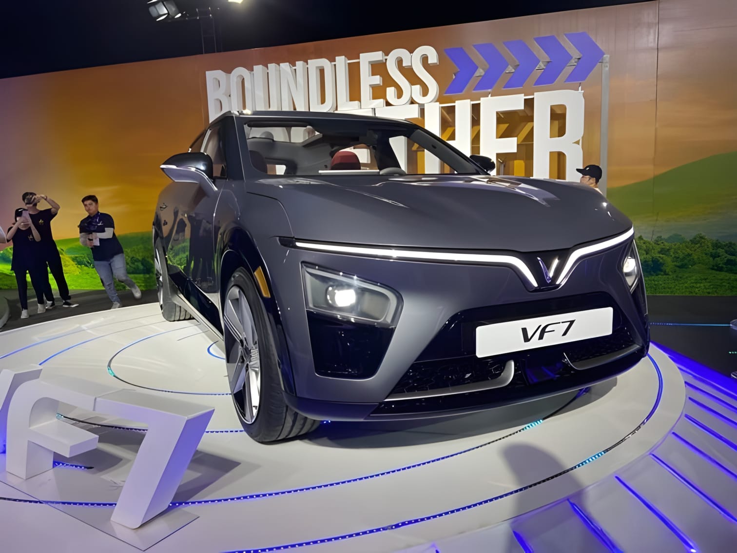 Giá xe VinFast VF7 mới nhất tại Việt Nam