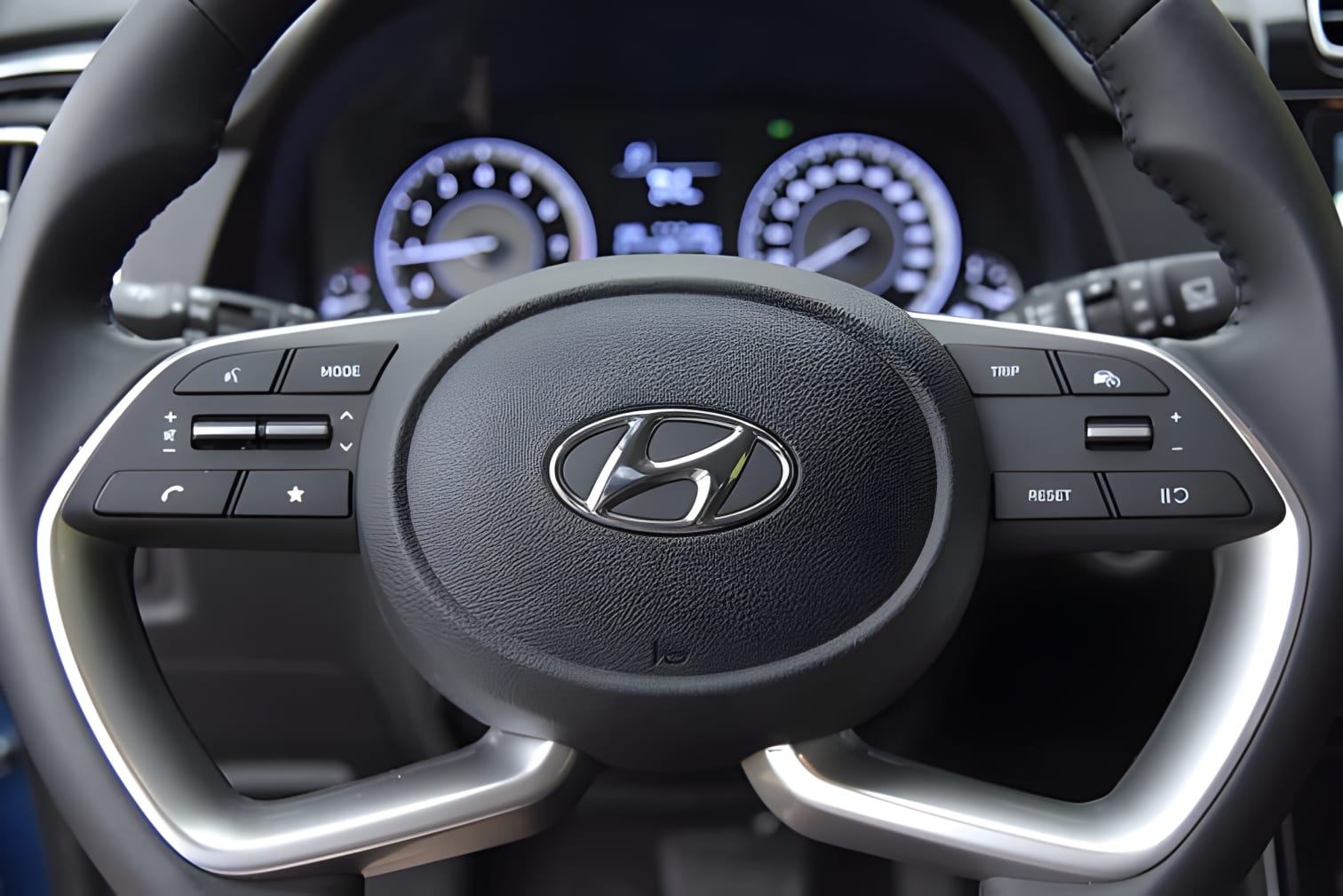 Vô lăng bọc da xe Hyundai Creta tích hợp nút bấm
